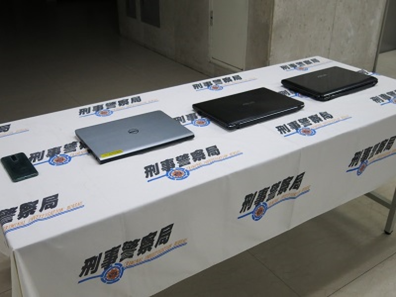 警方查扣手提电脑等证物