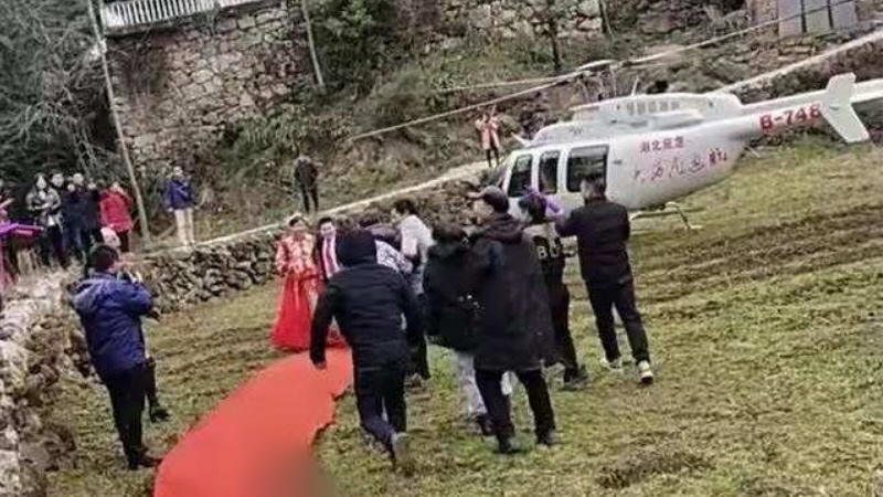 新人结婚用直升机迎亲机身印"湖北应急"
