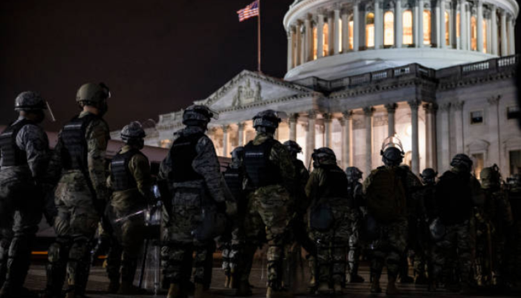 1月6日晚华盛顿DC国会外的防暴警察