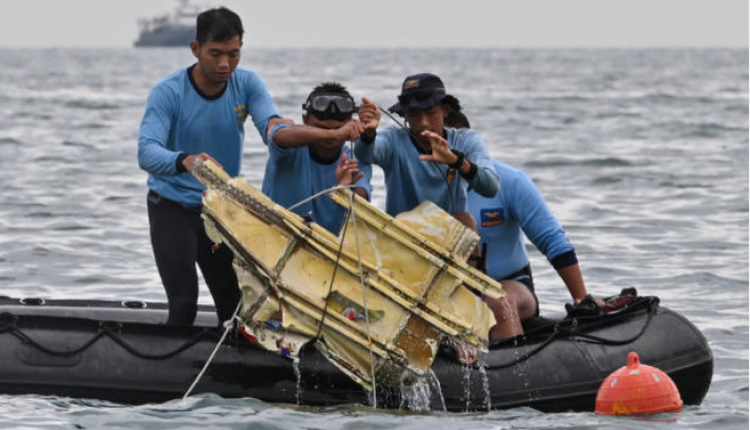 搜救队正在对印尼失事坠海的班机进行打捞