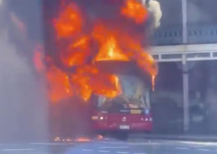 悉尼街頭公車突然起火 現場濃煙滾滾