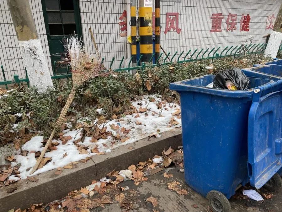 老刘倒下的地方。那天用的扫帚还在原处。图/魏荣欢