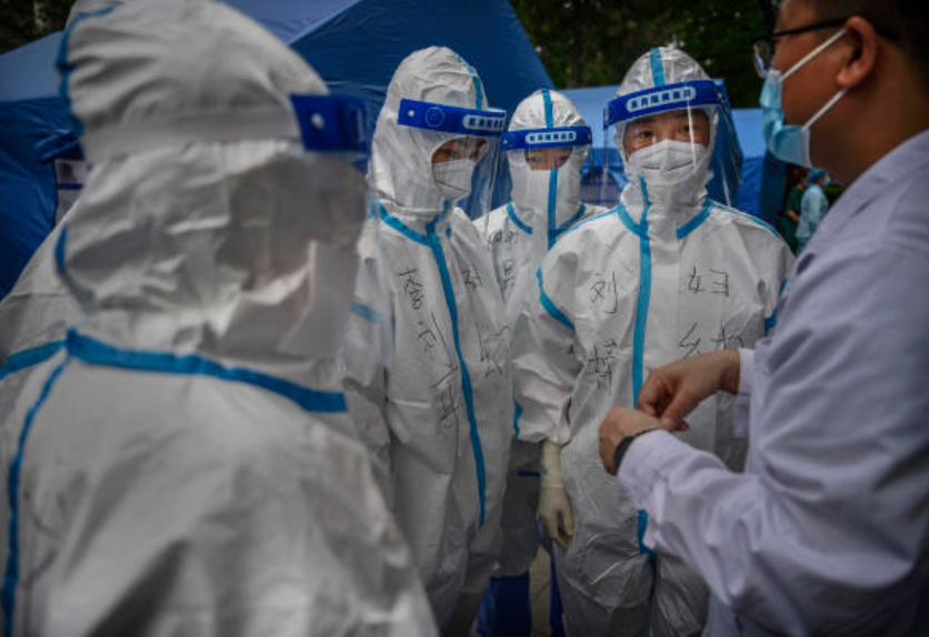 图为北京穿着防护服的防疫人员
