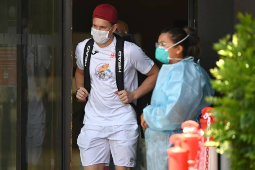 澳网参赛球员离开墨尔本隔离酒店去参加练习