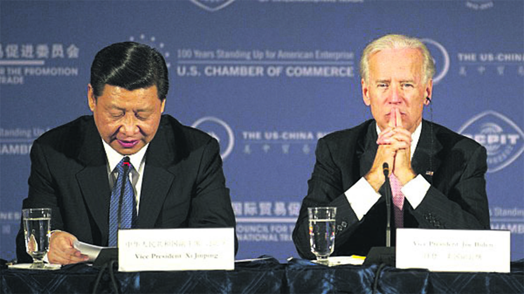 图为2012年时任美国副总统的拜登和中国国家副主席的习近平在一次会议上。