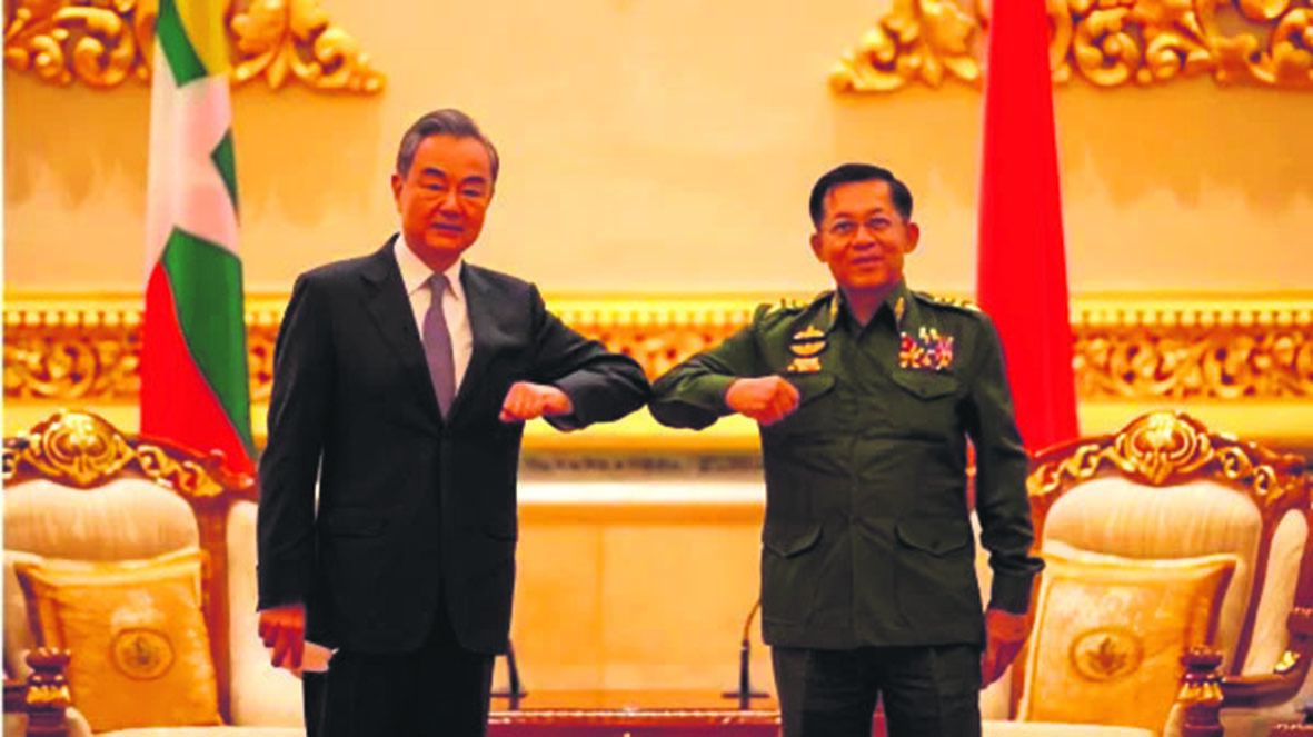 今年1月，中国外交部长王毅(左)在奈比多会见了缅甸武装部队军方总司令敏昂莱。