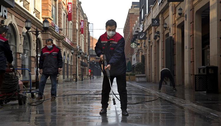 图为去年武汉在封城后，大街上除消毒人员外人迹罕至。