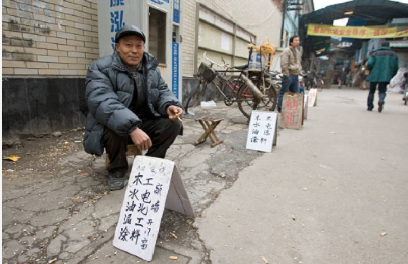 中国江苏的一位民工正在街边招揽零活
