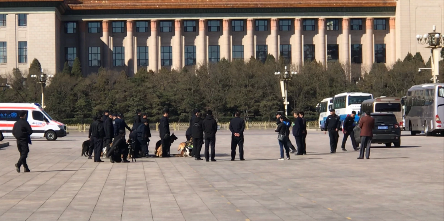 2019年3月15日，北京两会安保人员携警犬在人民大会堂前集合