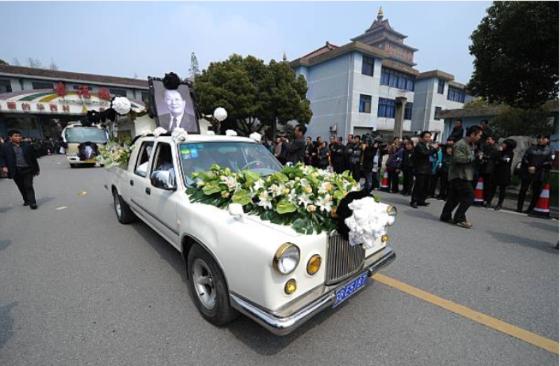 2013年3月22日，华西村书记吴仁宝逝世，图为载着棺材的豪华轿车驶过华西村大门
