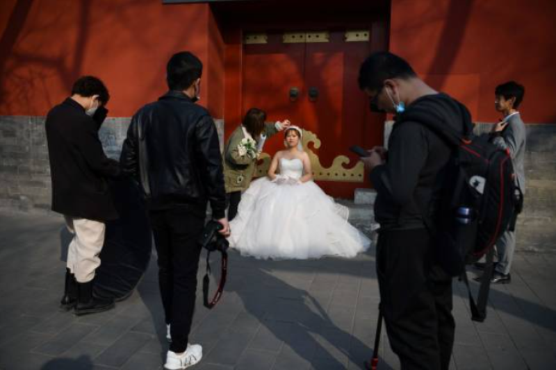 一对新人在北京紫禁城附近拍摄婚纱照
