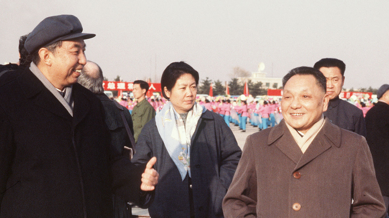 1978年1月19日，中国领导人华国锋（左）和邓小平，在北京机场等候法国总理雷蒙·巴尔的飞机。