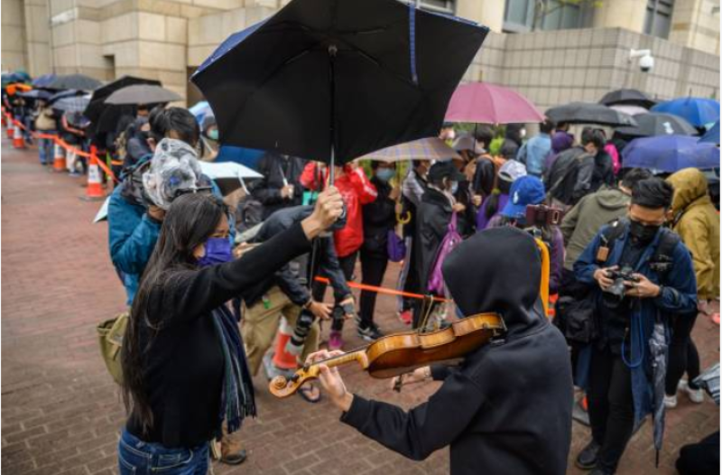 泛民支持者在法院門口聲援