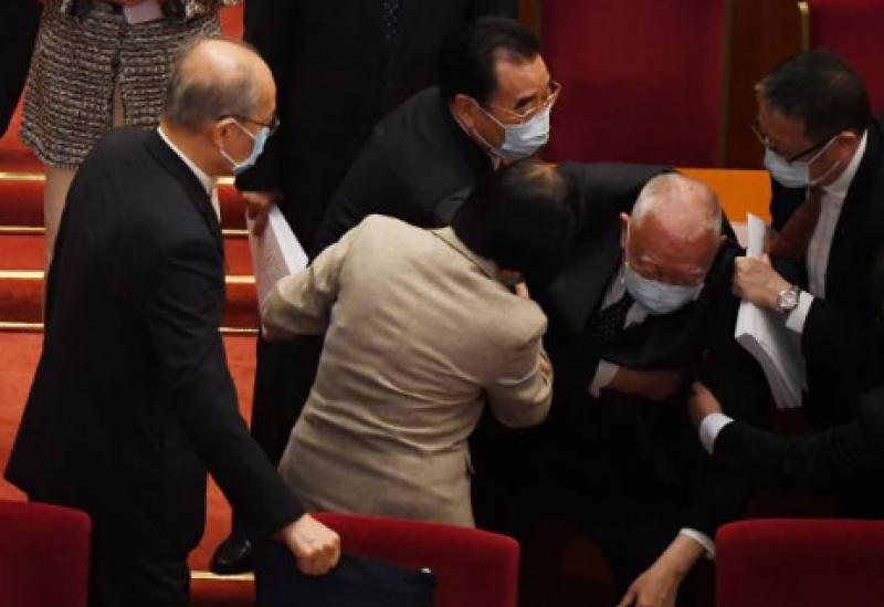 前特首董建华在参加人大会议时跌倒
