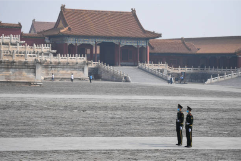 图为2名武警在北京站岗
