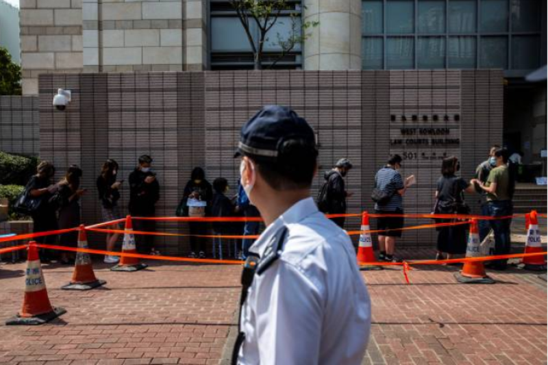 西九龙法院大楼外等待入院旁听的民众