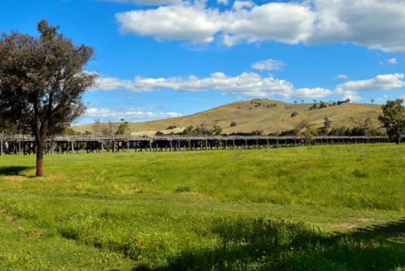 冈德盖（Gundagai）是位于新州东南内陆的小镇，距离悉尼约370公里车程，距离堪培拉约160公里车程。