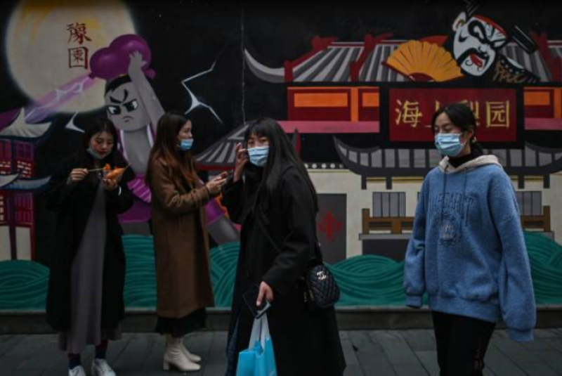 图为民众走在上海街头