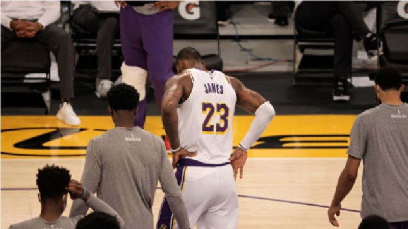 [NBA]湖人主场不敌老鹰 詹姆斯扭伤提前退场