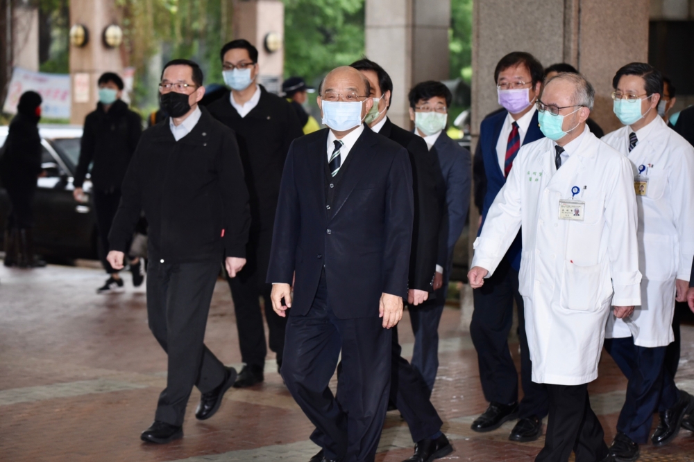 行政院院长苏贞昌和卫福部部长陈时中19日上午在台大医院带头接种AZ疫苗。