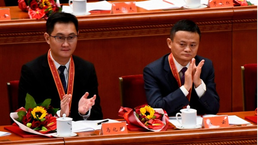 图为参加中国两会的马云和马化腾