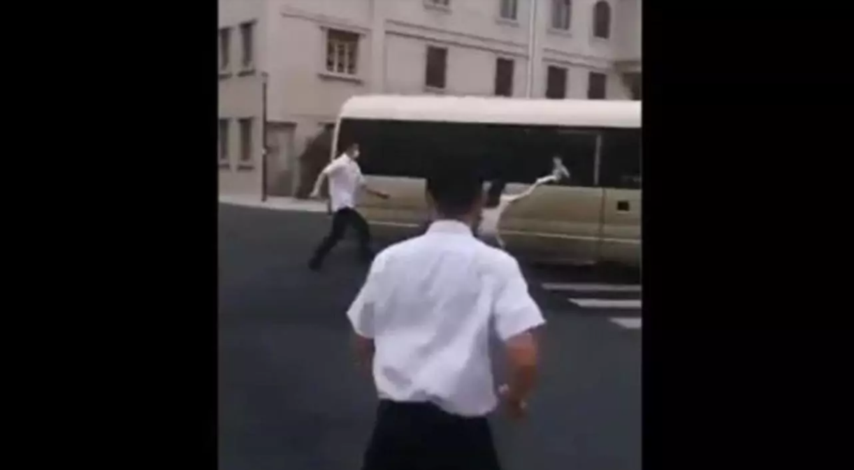 网传长发女子向习近平车队递交喊冤状纸照片。
