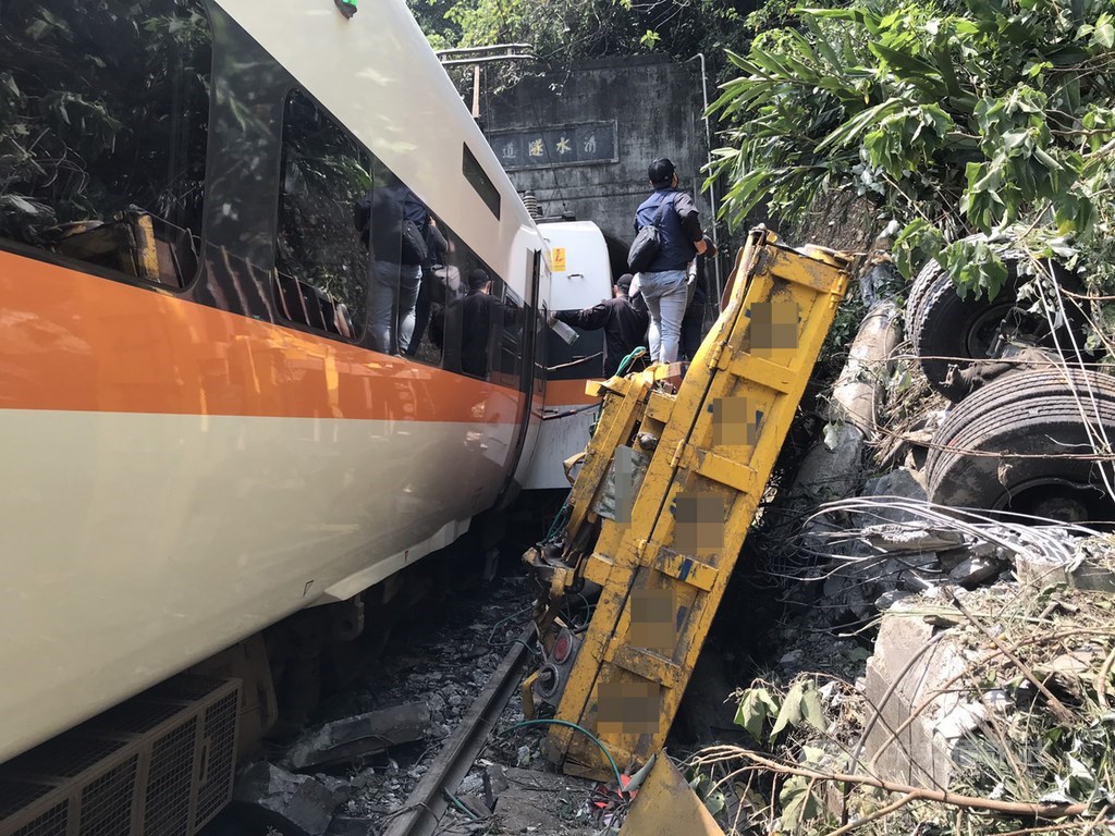台铁太鲁阁号脱轨造成36人死亡72人被困