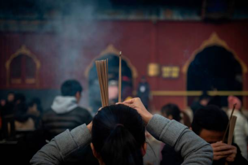 图为民众在北京雍和宫祈福