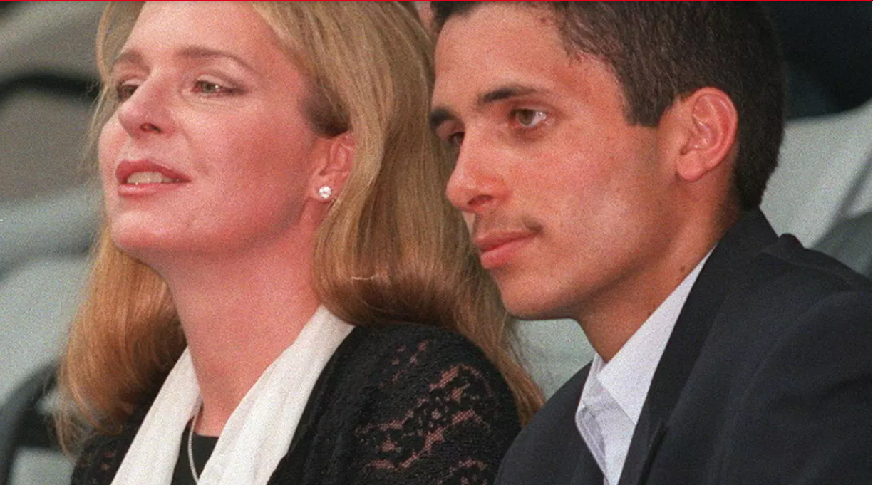 约旦前王储哈姆扎（Hamzah bin Hussein）与母亲努尔王妃合照