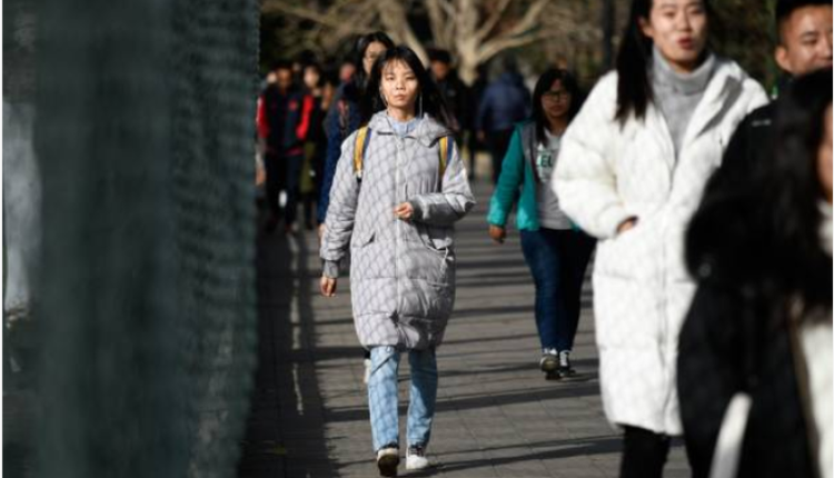 图为中国人民大学学生正赶往教学楼上课