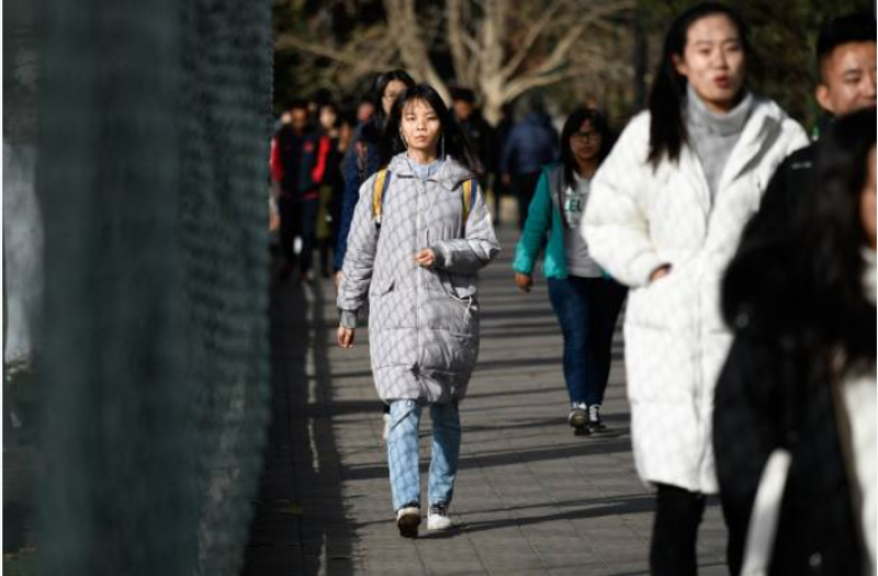图为中国人民大学学生正赶往教学楼上课