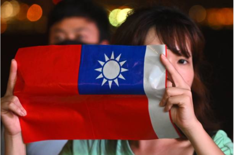 2019年台灣雙十國慶一位女孩手持台灣國旗
