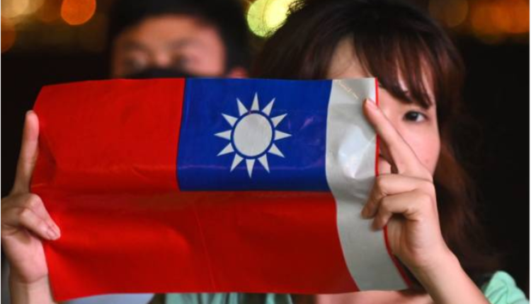 2019年台湾双十国庆一位女孩手持台湾国旗