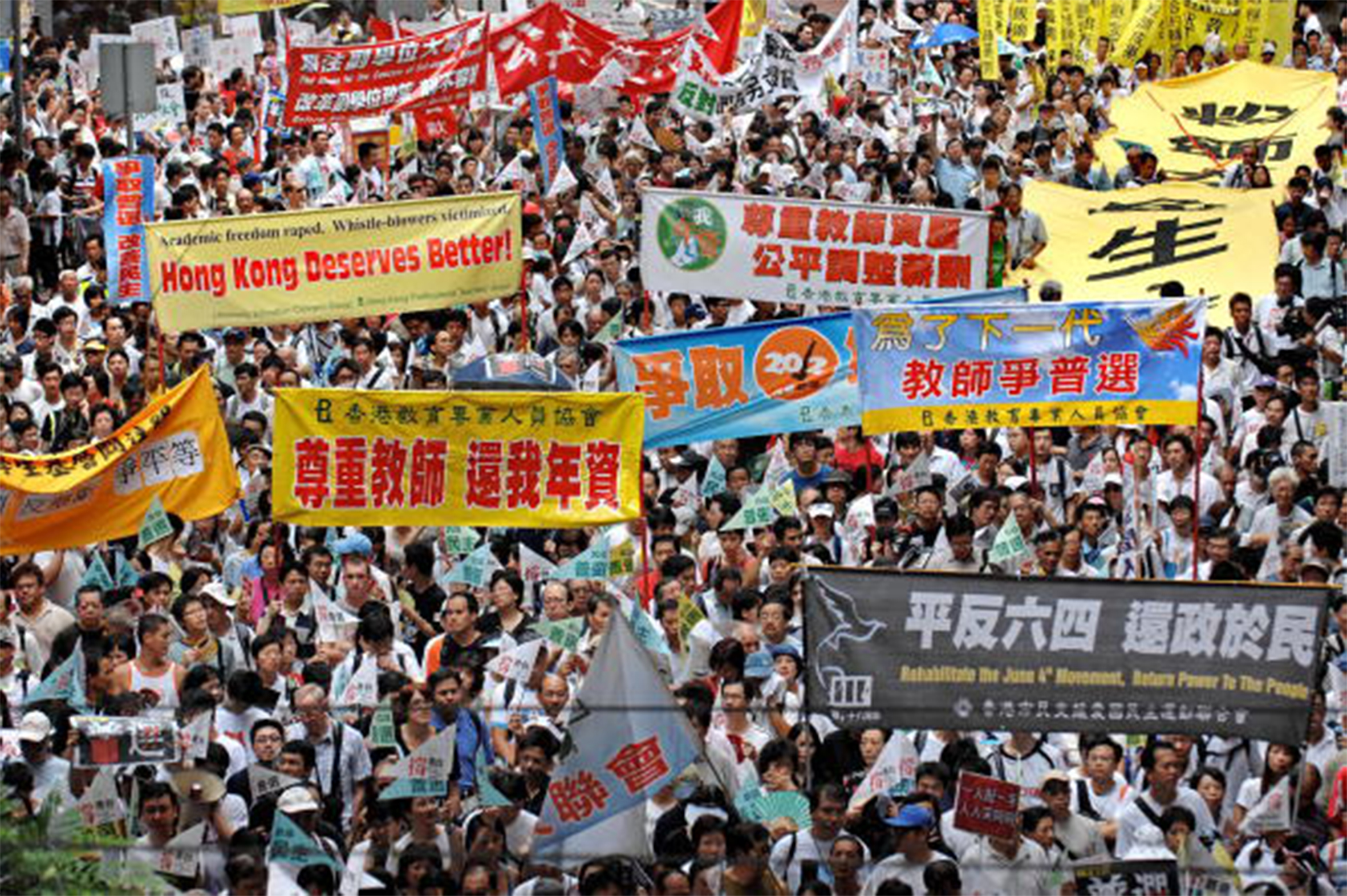 香港回归中国十周年，民众上街游行