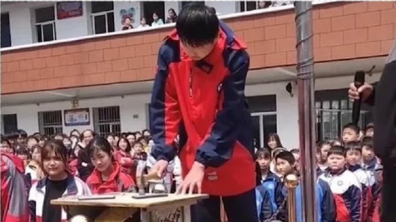 河南某学校组织砸手机引质疑 有网友称失败教育