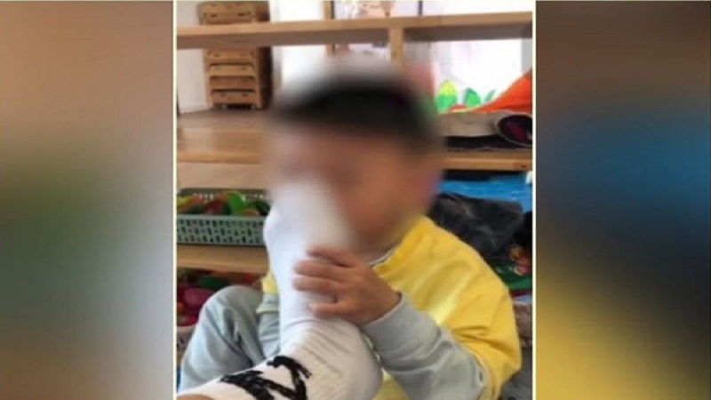 幼儿园男教师让男童闻脚照片疯传 引网民挞伐