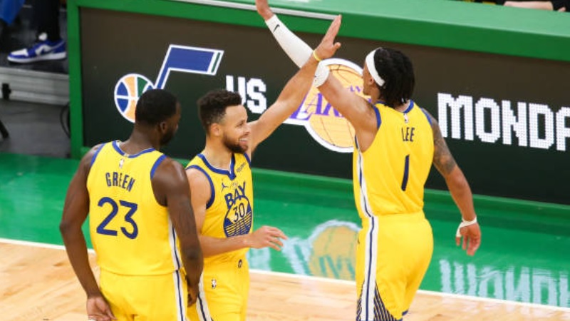 [NBA] 柯瑞连10场破30分大关 追平布莱恩纪录