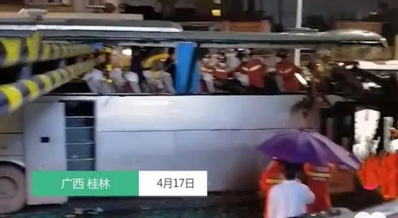 广西桂林一辆大巴车遭限高杆削顶