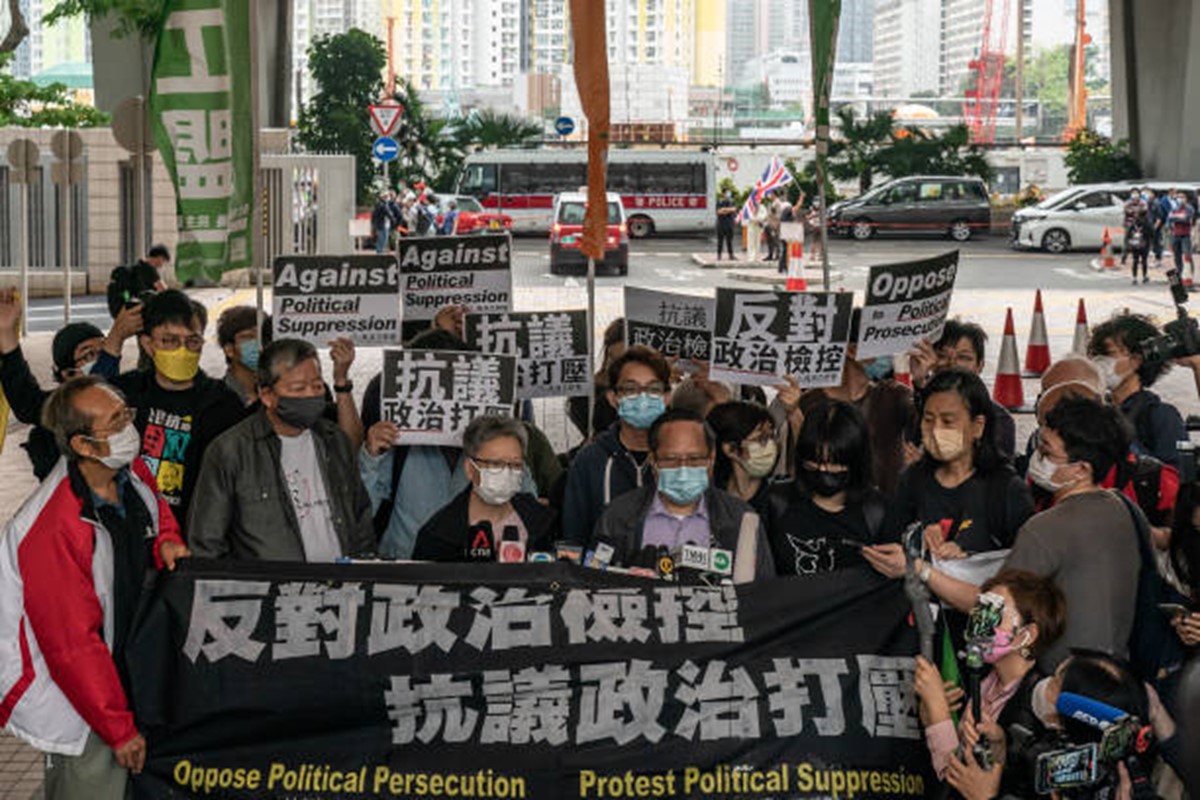 香港民主人士4月16日在法院判决前在西九龙法院前抗议