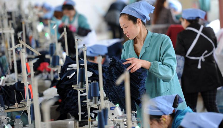 图为中国工人在工厂做工