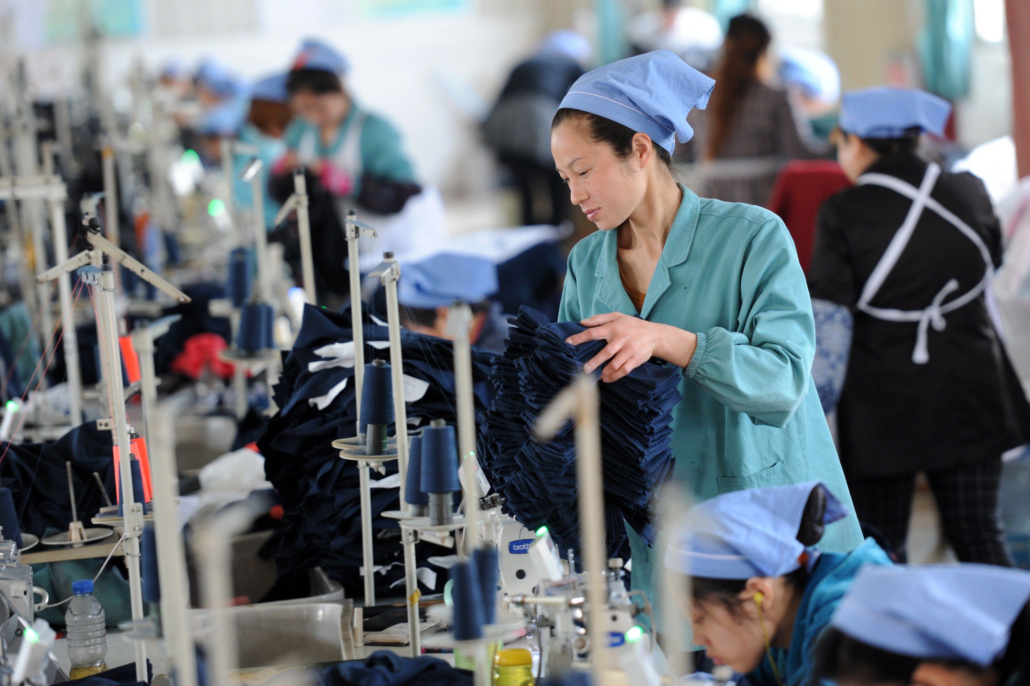 图为中国工人在工厂做工