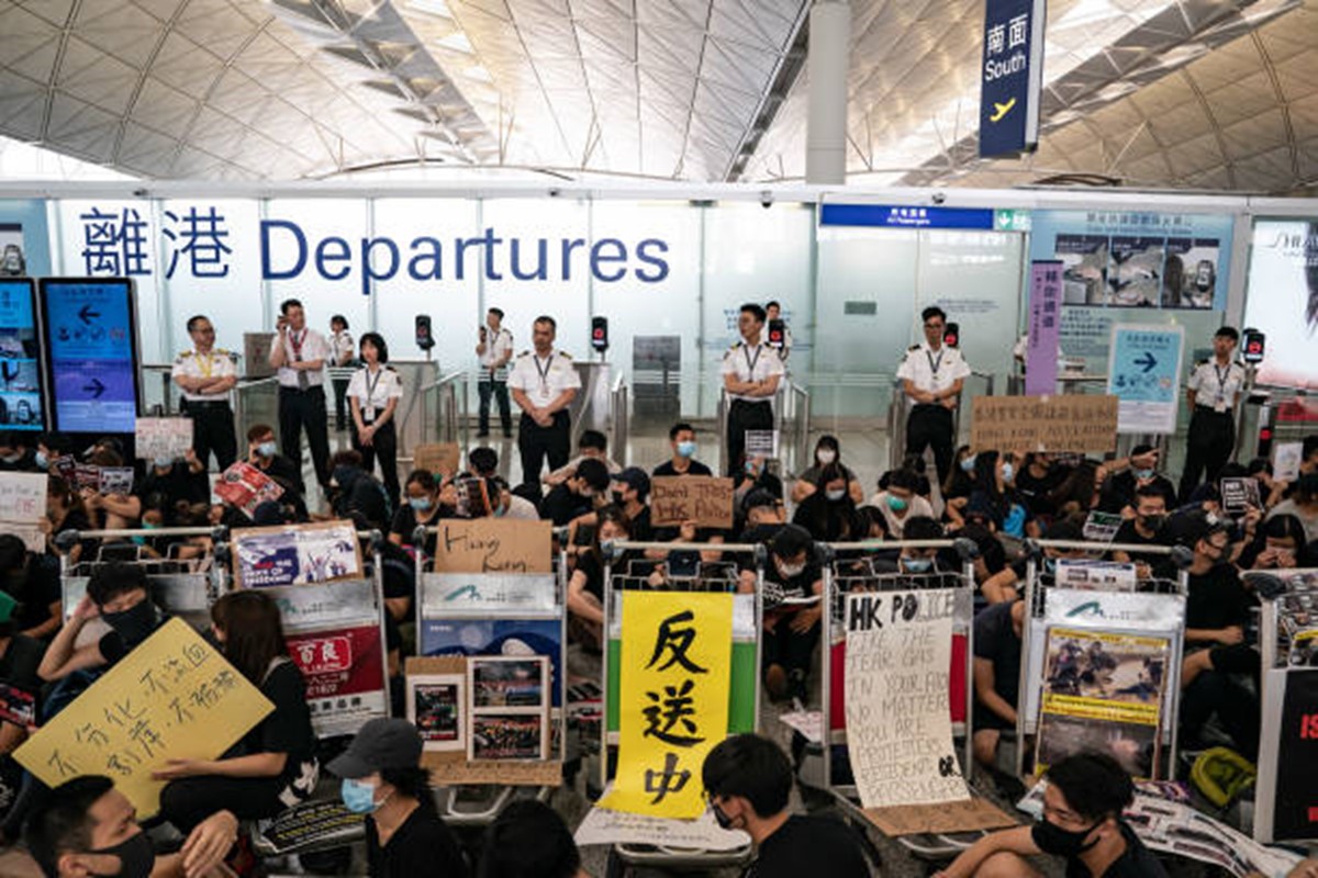 港人占据机场大厅
