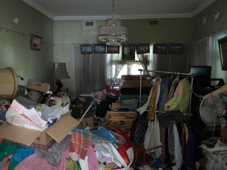 垃圾囤积，堆满垃圾的房子，hoarder