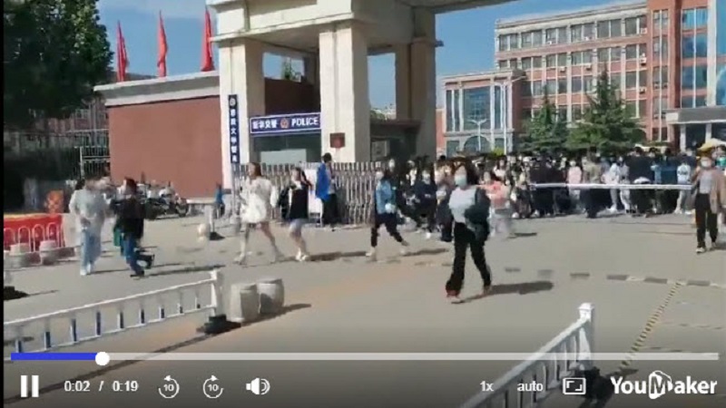 逾百学生冲击校门 有学生质疑是高校还是监狱？