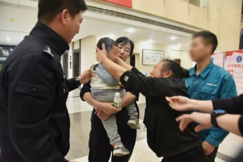 一男子以15万8的价钱将自己的亲生儿子卖掉还去游山玩水