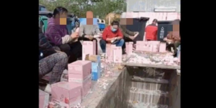 图为某地正在将给明星投票后喝不完的奶倒掉