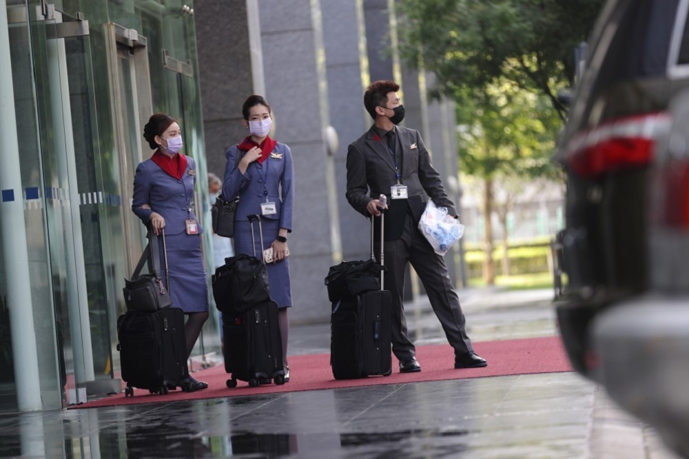 航空公司机组员必须频繁地出国，所以一直是国家检疫规定里的特殊族群。