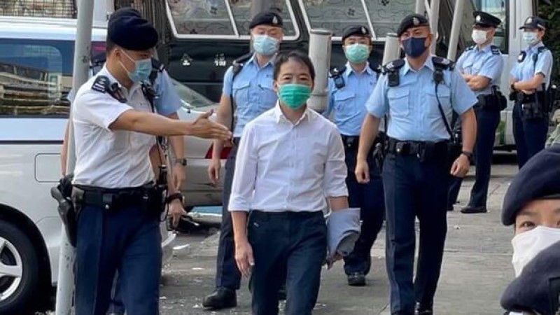 获准短暂保释的胡志伟在警方陪同下，由荔枝角收押所前往殡仪馆送别亡父。