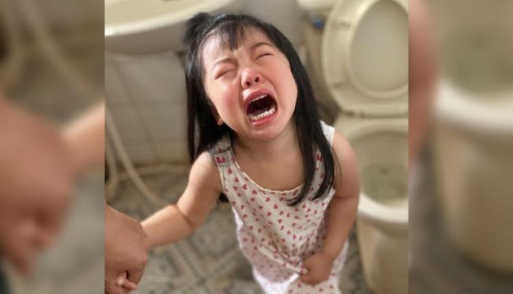 一位台湾妈妈在社交媒体上传孩子崩溃大哭照片，原因竟是爸爸冲走了她的“好朋友”