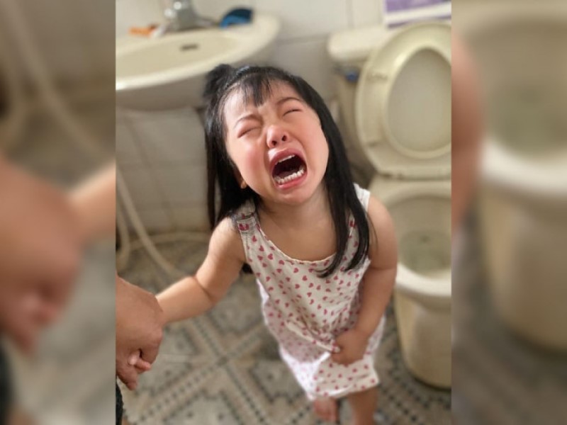 一位台湾妈妈在社交媒体上传孩子崩溃大哭照片，原因竟是爸爸冲走了她的“好朋友”